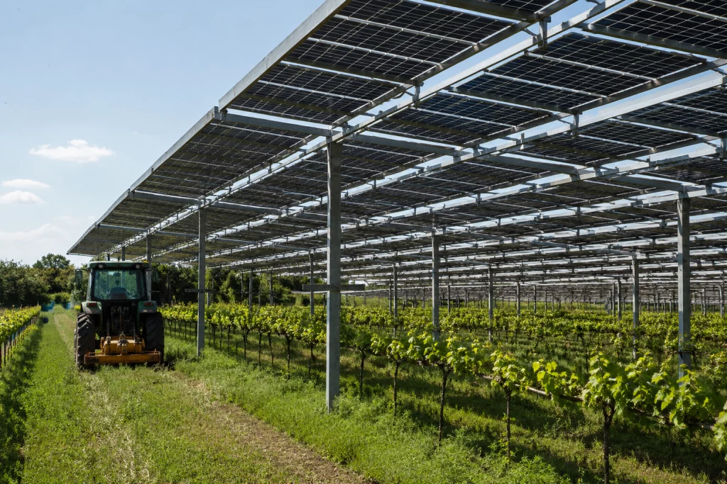 Tracteur Agrivoltaïsme panneaux solaires